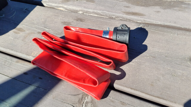 dieser rote Grauwasserschlauch wäre extrem kompakt staubar...