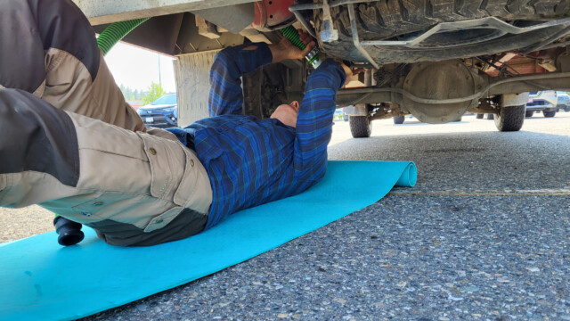 Montage unter dem Fahrzeug