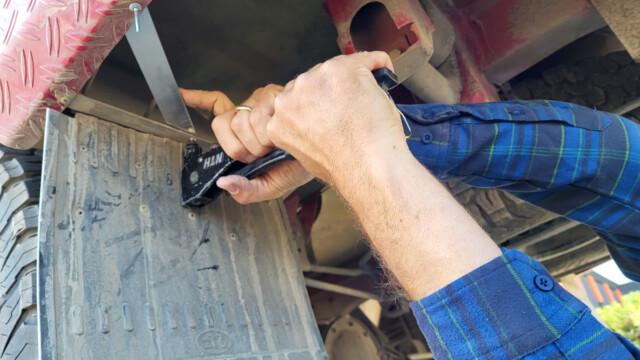 seit der Mongolei-Reise haben wir immer Nieten und die Nietzange dabei...