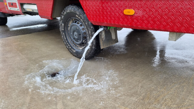 Notlösung: Grauwasser seitwärts ablassen; es hat immer einen Wasserschlauch bei den Dumping-Stations, so dass wir am Schluss alles schön abspritzen und reinigen können;