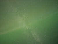 Milchstrasse von unten rechts nach oben link und im rechten Winkel dazu kreuzt sie das Polarlicht