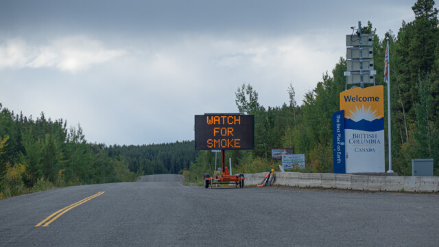 Rauchwarnung am Anfang der Strasse