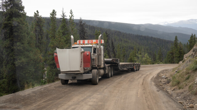 defekter LKW, es wird eng