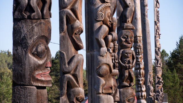 sehr vielfältige Schnitzereien