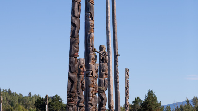 Totempfähle in Reih und Glied