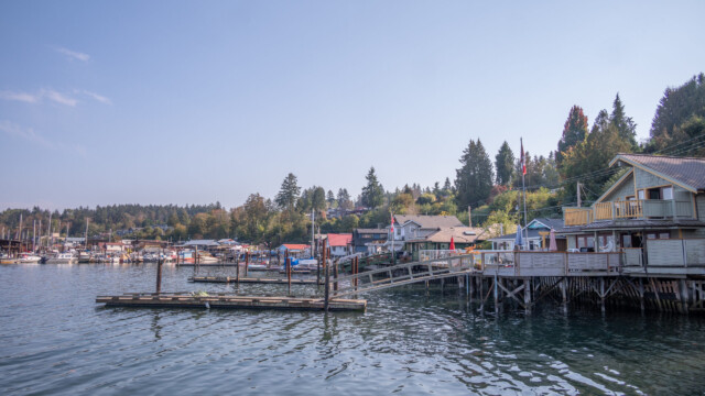 Häuser am Ufer stehen auf Stelzen