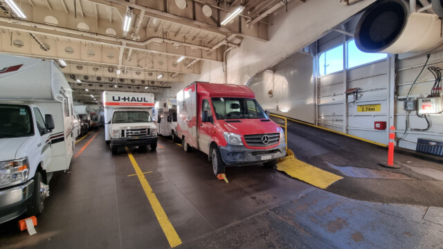 Jupi zuvorderst in der Fähre