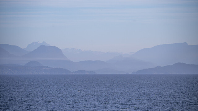 gegenüberliegende Seite im Dunst