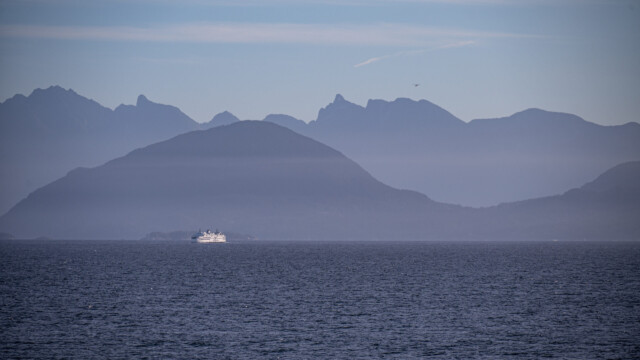 die Fähre von der Gegenseite, in der Luft ganz klein ein Wasserflugzeug