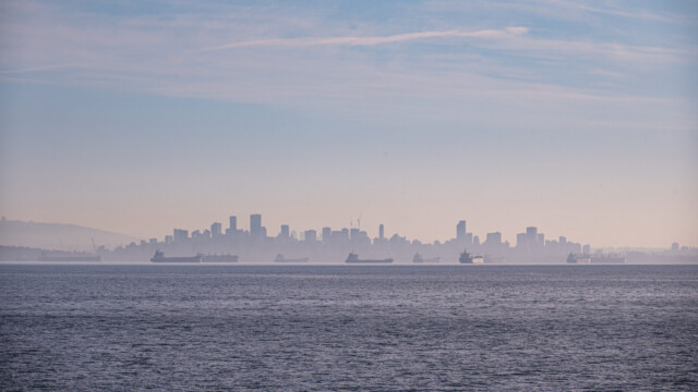 Skyline von Vancouver kommt aus dem Dunst
