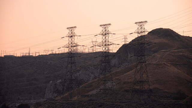 viele Hochspannungsmasten für die Stromleitungen