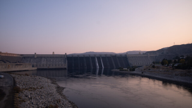 Staumauer in der blauen Stunde