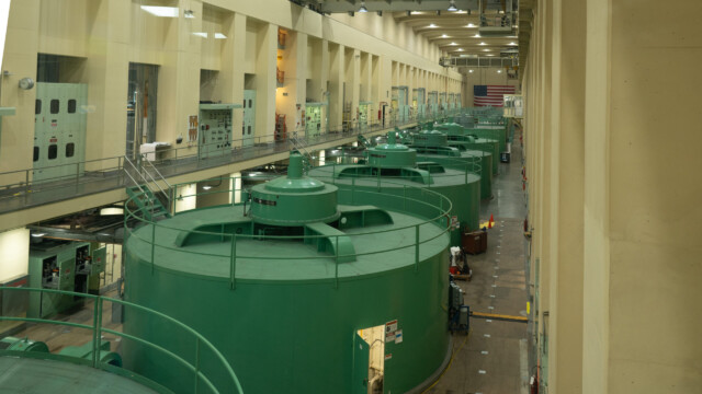 dies sind riesige Wasserpumpen, die einen Teil des Wassers 200m hoch pumpen