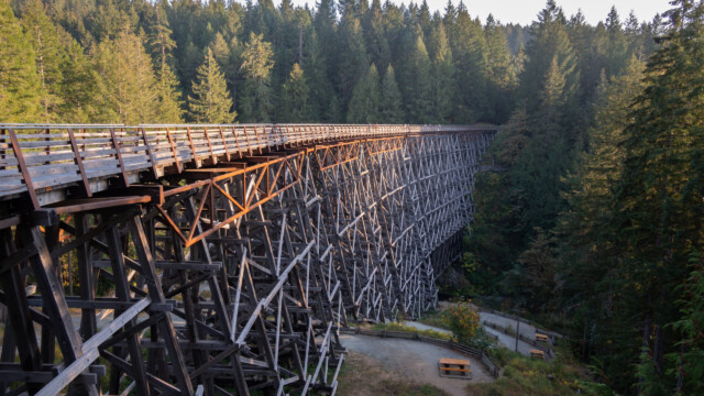 Holzbrücke von der Seite ...