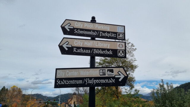 Wegweiser in englisch und deutsch