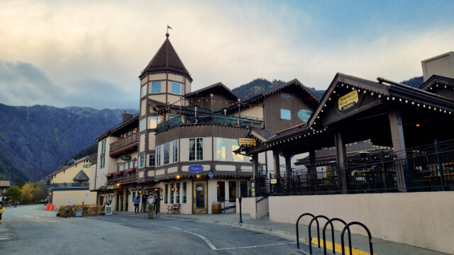 mit richtigen Bergen im Hintergrund