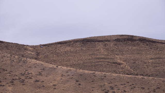 ob dieses Auto in der Landschaft auch Kunst ist?