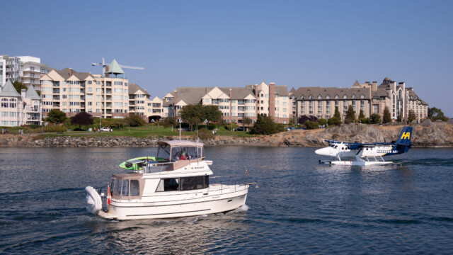 Wasserflugzeug durchquert den Hafen