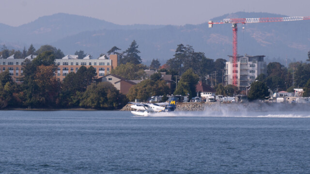 und setzt in einem reservierten Bereich zum Start an ...