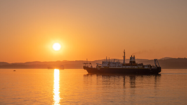 Kabelleger "IT Interpid" vor untergehender Sonne