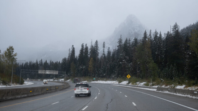 der Schnee liegt schon neben der Strasse, auf ca. 850 müM