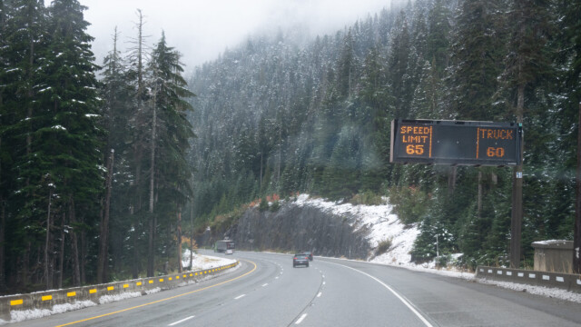 Geschwindigkeit ist in Meilen pro Stunden, 65 = ca. 105 km/h
