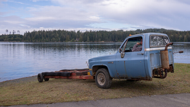 in Aktion: Der Fahrer fährt tatsächlich damit ins Wasser...