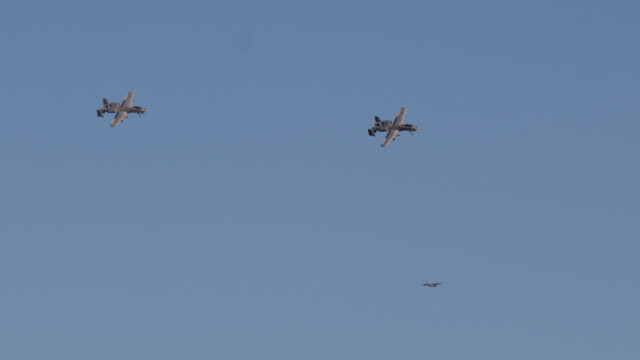 zwei A-10 im Landeanflug, im Hintergrund ein Hercules-Transportflieger