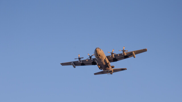 ein Hercules-Transporter im Landeanflug