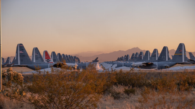 Hercules-Transporter in Reih und Glied
