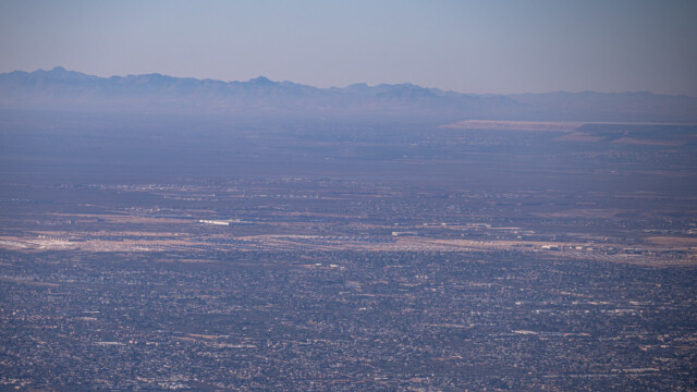 Tucson von oben; wenn man genau schaut sieht man die vielen abgestellten Flugzeuge auf der Davis-Monthan Air Force Basis