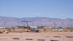 der Verkehr wird angehalten und das Flugzeug (de Havilland Canada DHC-7) wird ĂĽber den Highway gezogen...