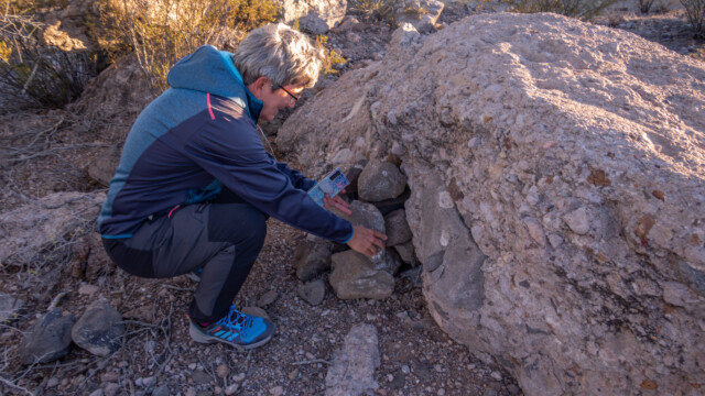 und hier schon der zweite Geocache: Eine richtige kleine Schatztruhe