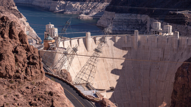 die Hochspannungsmasten stehen ziemlich schräg
