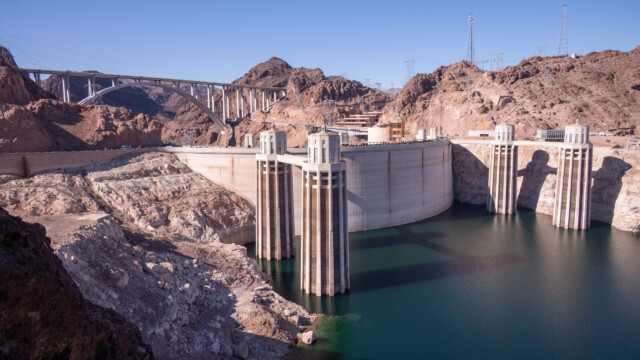 da hätte es noch Platz für viel Wasser, im Hintergrund die neue Strassenbrücke