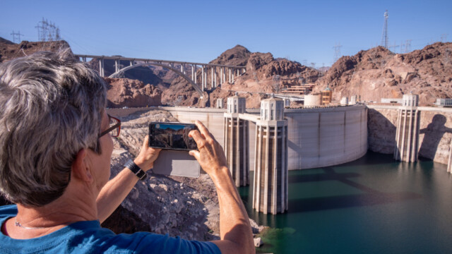 wir versuchen ein Selfie vor der Staumauer