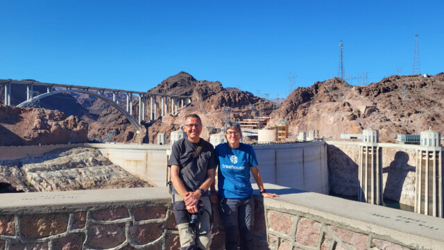 freundliche Amerikaner mit einem jupiterroten Mustang helfen uns