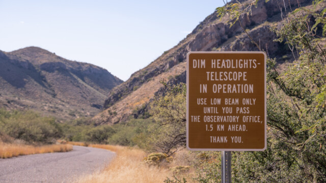 auf Schildern wird darauf hingewiesen, in der Nacht nur mit Abblendlicht zu fahren
