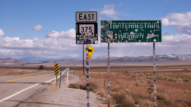 offizieller Strassenname - leider mit vielen Abziehbildern verunstaltet