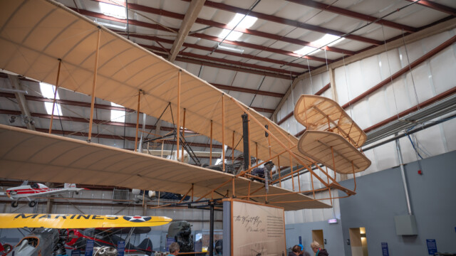 das erste Motorflugzeug der Welt, ein Flyer der GebrĂĽder Wright