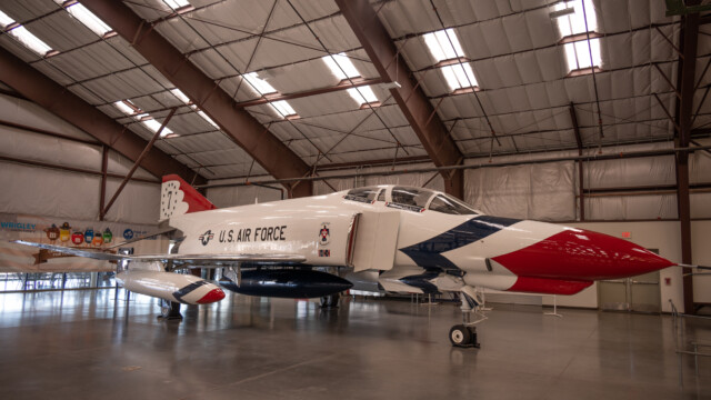 ein Phantom F4 Kampfjet, blitz-blank poliert; dieses Exemplar flog bei der Kunstflugstaffel "Thunderbirds"