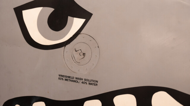 Ă–ffnung zum NachfĂĽllen von Scheibenreiniger an einem A-10 Warzenschwein / Panzerknacker