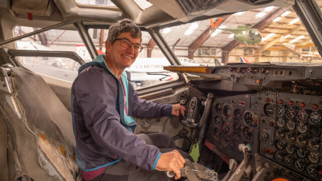 Bettina ĂĽbt schon mal in einem Boeing B-707 Cockpit