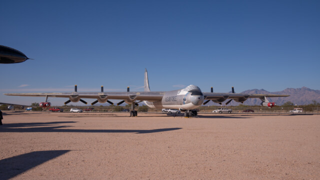 alter strategischer Bomber mit Hybrid-Antrieb: sechs Propellerturbinen und vier Strahltriebwerke; Convair B-36 Peacemaker