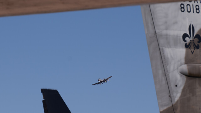 und in der Luft drehen immer wieder A-10 ihre Runden