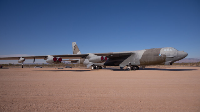 Bomber B-52 Stratofortress; Erstflug 1952, fliegt immer noch und soll noch weitere Jahre fliegen;