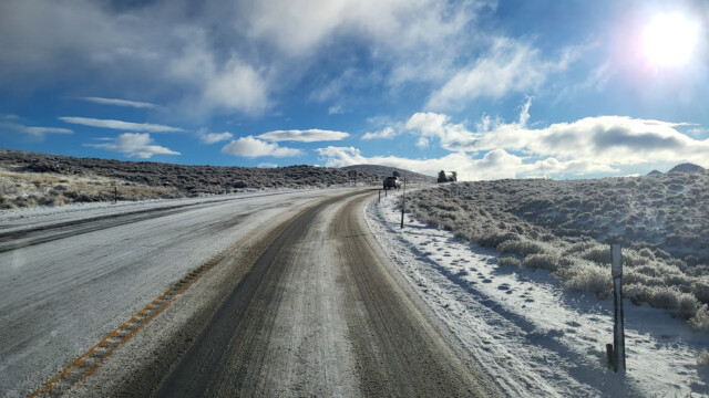 schneebedeckte Pass-Strasse auf über 2'000 Meter