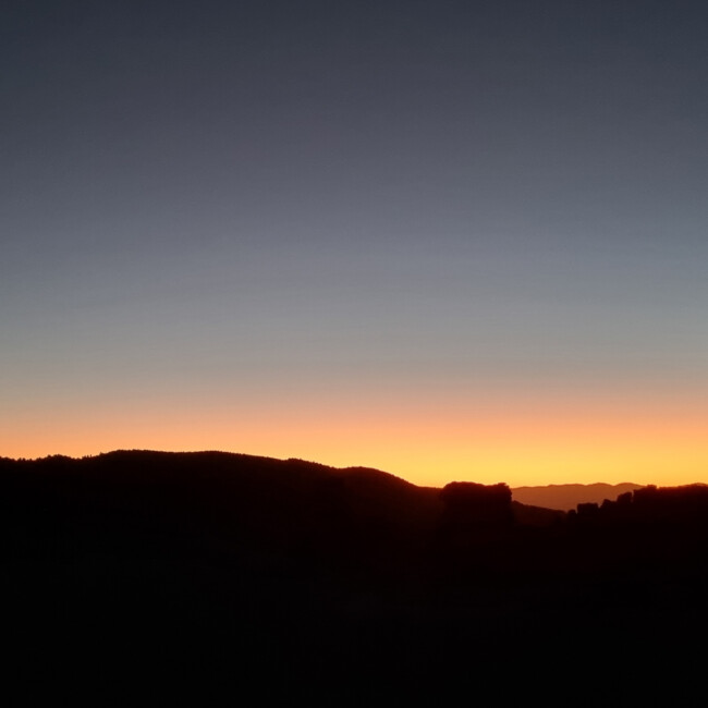 Smartphone-Aufnahme: die kleine Mondsichel während dem Sonnenuntergang