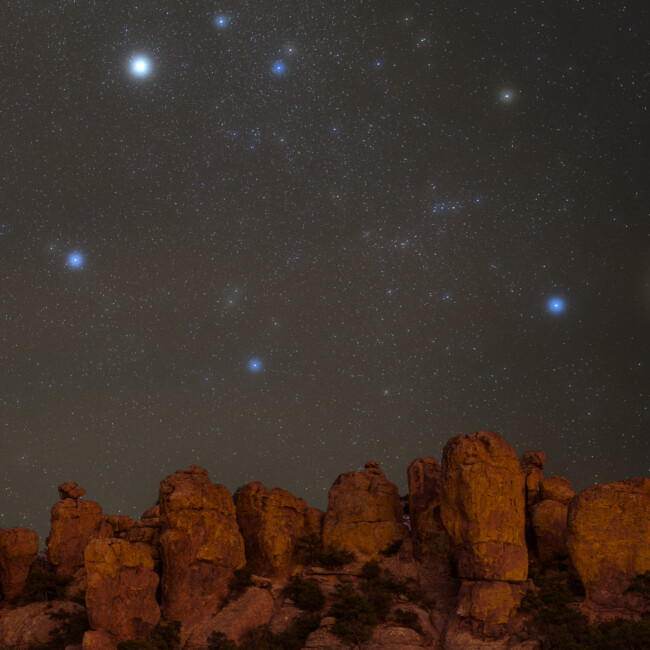 die hellen Sterne des Sternbildes Fuhrmann ĂĽber dem Horizont