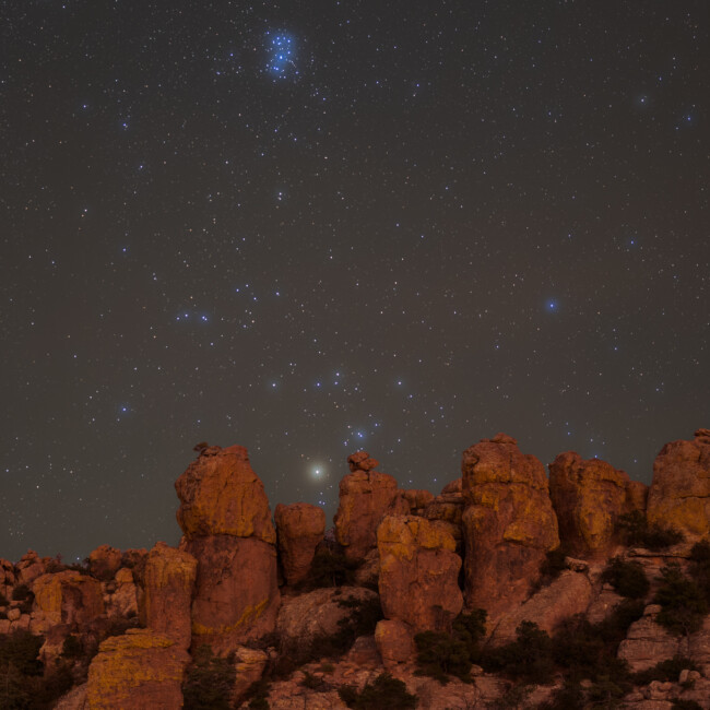 oben blau die Pleijaden oder 7 Schwestern, unten knapp über dem Horizont der Kopf des Stiers, unten links kommt der Planet Mars zwischen den Steinsäulen empor